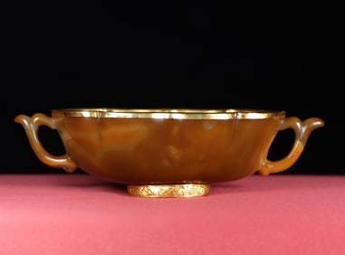 An Exquisite Agate Cover with Gilt Bronze Double-Ears Cup