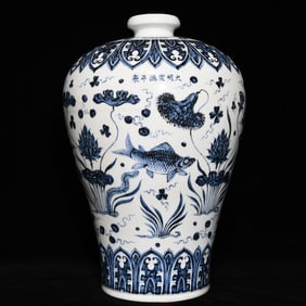 A Huge Blue and White Fish and Algae Pattern Vase