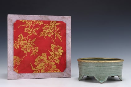 An Exquisite Guan yao Cover with Gold Water Pot,with an Imperial Poem by Emperor Qianlong