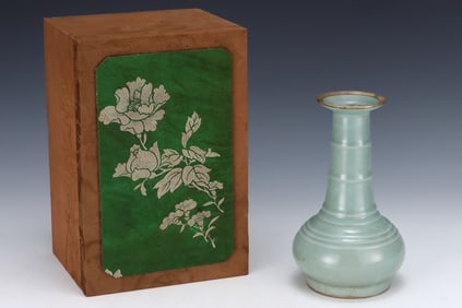 An Exquisite Longquan yao Cover with Gold Vase,with an Imperial Poem by Emperor Qianlong