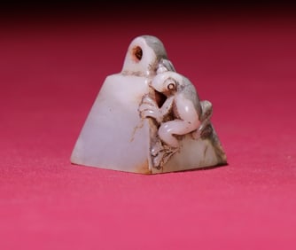 An Exquisite White Jade Frog Pattern Seal