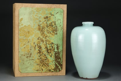 An Exquisite Guan yao Celadon Glazed Vase