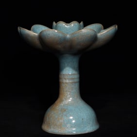 An Exquisite Ru yao Lotus--Shaped Oil lamp
