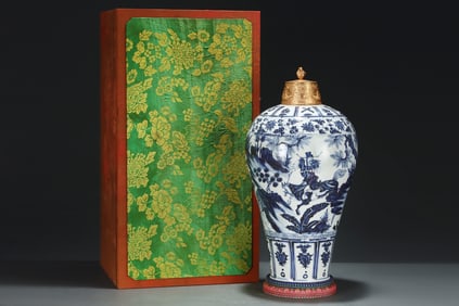 A Huge Blue and White Character and Story Pattern Vase,With Gilt Cover