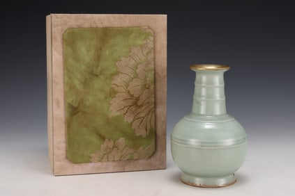 An Exquisite Longquan yao Cover with Gold Vase,with an Imperial Poem by Emperor Qianlong