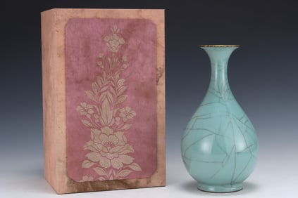 An Exquisite Guan yao Cover with Gold Vase,with an Imperial Poem by Emperor Qianlong
