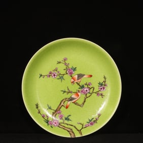 An Exquisite Famille-Rose Green Glazed Flower and Bird Pattern Plate