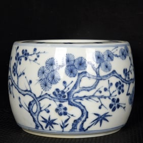 An Exquisite Blue and White Pine, Bamboo and Plum Blossom Pattern Cover Jar