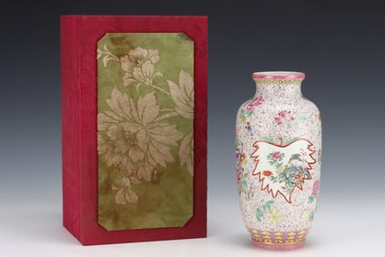 An Exquisite Famille-Rose Painted Gold Goose,Flower and Dragon Pattern Vase