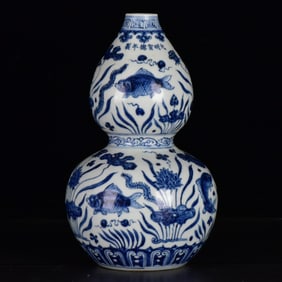 An Exquisite Blue and White Fish and Algae Pattern Gourd-Shaped Vase