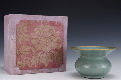 An Exquisite Guan yao Cover with Gold Jar,with an Imperial Poem by Emperor Qianlong