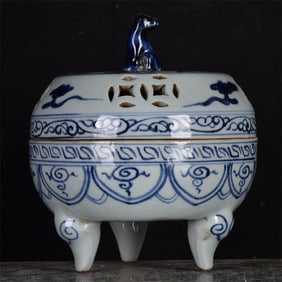 An Exquisite Blue and White Hollow Auspicious Cloud and Phoenix Pattern Tripod Censer