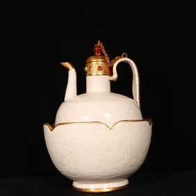An Exquisite Ding yao Gilt Flower Pattern Flagon,With Base,Inlaid Gems