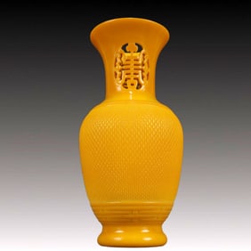 A Precious Coloured glaze Yellow Glazed Vase