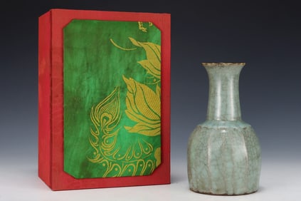 An Exquisite Guan yao Cover with Gold Vase,with an Imperial Poem by Emperor Qianlong