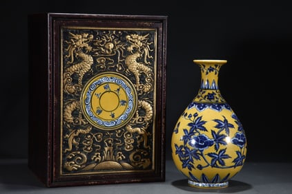 A Rare Yellow Ground Blue and White Flower Pattern Vase