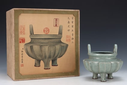 An Exquisite Guan yao Celadon Glazed Double-Ears and Tripod Censer