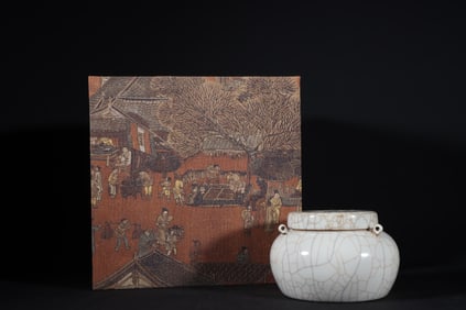 An Exquisite Ge yao White Glazed Cover Jar