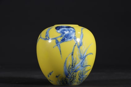 An Exquisite Yellow Glazed Flower and Bird Pattern Vase