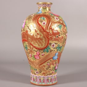 An Exquisite Enamel Dragon Pattern Vase