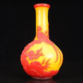 An Exquisite Glass Flower and Bird Pattern Vase