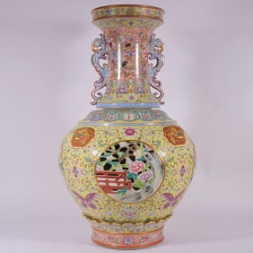 An Exquisite Famille-Rose Flower Pattern Double-Ears Vase