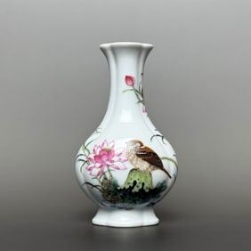 An Exquisite Enamel Flower and Bird Pattern Vase,With Poem