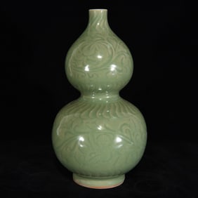 An Exquisite Longquan yao Flower Pattern Gourd Vase