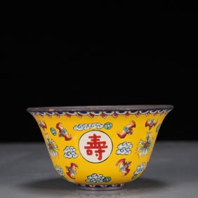 An Exquisite Painted Enamel Auspicious Cloud and Bats Pattern Cup