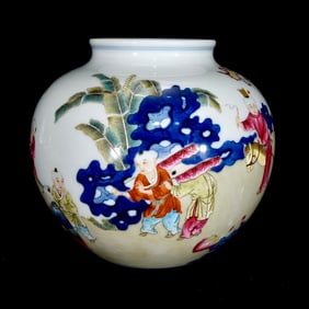 An Exquisite Famille-Rose Figure Pattern Jar