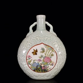 An Exquisiteh Flower and Bird Pattern Double-Ears Vase