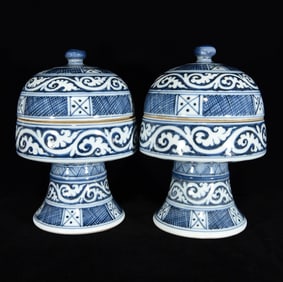 A Pair of Exquisite Blue and White Flower Pattern Jars