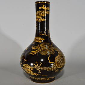 An Exquisite Black Ground Yellow Color Dragon Pattern Vase
