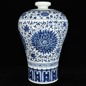 An Exquisite Blue and White Flower Pattern Vase
