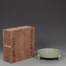 A Rare Ru yao Celeste Blue Glazed Tripod Brush Washer