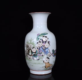 An Exquisite Famille-Rose Figure Pattern Vase,with Poem
