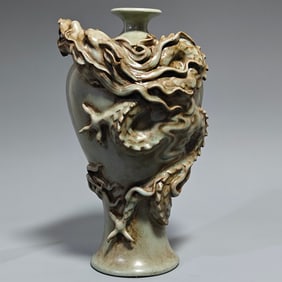 An Exquisite Ru yao Dragon Pattern Vase