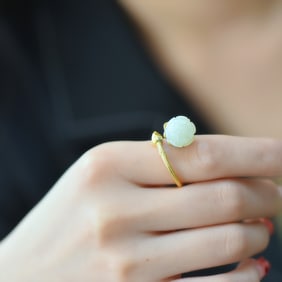An Exquisite Sterling Silver-Gold Plated Inlaid White Jade Enamel Ring