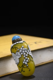 An Exquisite Glass Grapes and Butterfly Pattern Snuff Bottle