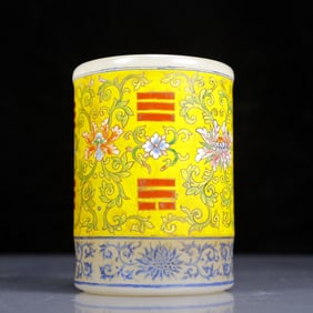 An Exquisite Glass Famille-Rose Lotus Pattern Brush Pot
