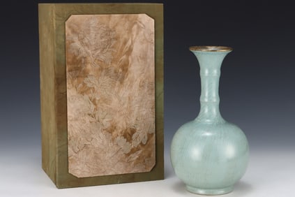 An Exquisite Ru yao Sky Blue Glazed Cover with Gold Vase,With an Imperial Poem by Emperor Qianlong