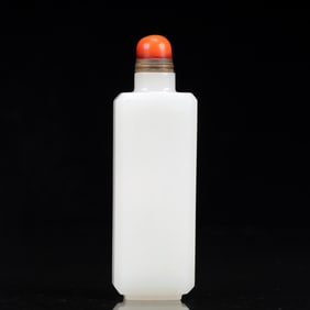 An Exquisite White Jade Snuff Bottle