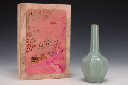 An Exquisite Ru yao Cover with Gold Vase