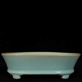 An Exquisite Ru yao Four Legs Basin