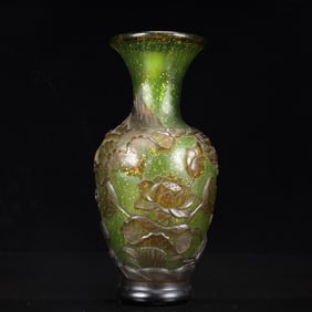 An Exquisite Glass Flower and Butterfly Pattern Vase