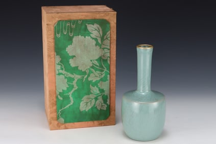 An Exquisite Ru yao Sky Blue Glazed Cover with Gold Vase,With an Imperial Poem by Emperor Qianlong