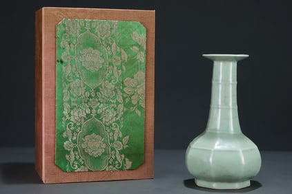 An Exquisite Guan yao Vase
