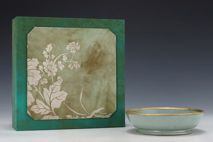 An Exquisite Ru yao Cover with Gold Brush Washer,With an Imperial Poem by Emperor Qianlong