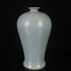 An Exquisite Sky Blue Glazed Vase