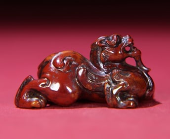 An Exquisite Agate Auspicious Beast Hand Piece
